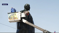 В Барнауле помыли памятник Ленину