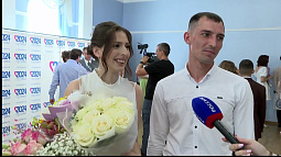 В День семьи в барнаульском Дворце бракосочетания поженились пять пар