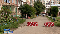 В нескольких барнаульских дворах возникло противостояние из-за бетонных блоков