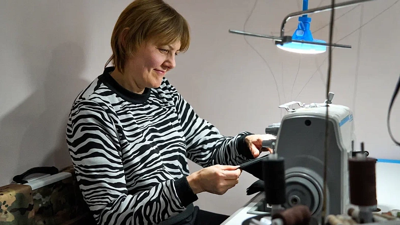 В Барнауле женщины-волонтёры шьют удобную одежду для раненых участников СВО