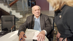 В Барнауле презентовали книгу о старейшем актёре краевого театра драмы