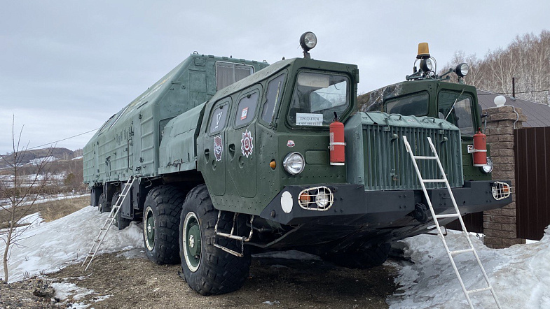 Житель Змеиногорска превратил военный тягач «Ураган» в гостиницу и приглашает туда туристов
