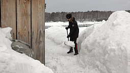 Кадеты Алтайского корпуса выходят с лопатами на заснеженные дворы и улицы