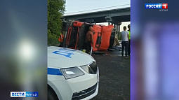 Грузовик с пивом попал в ДТП в Бийске