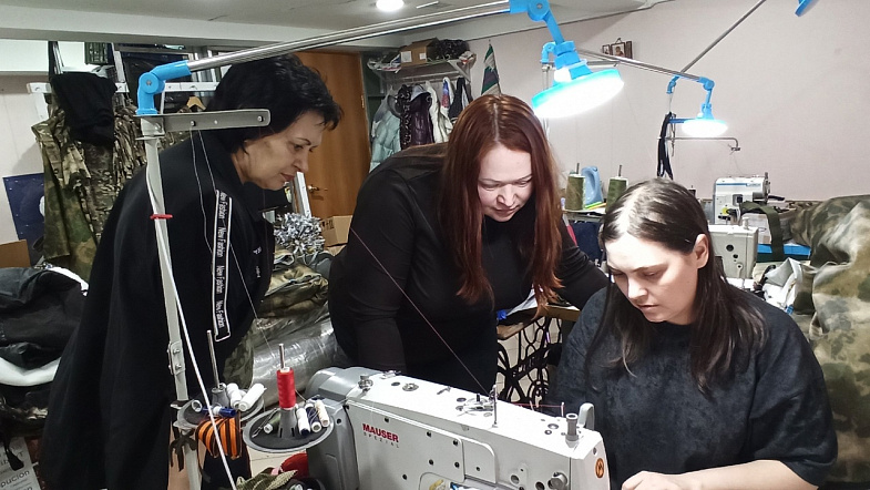 В Барнауле женщины-волонтёры шьют удобную одежду для раненых участников СВО