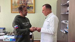 Алтайский хирург подарил коллеге из Славяносербска свой талисман – ручку в форме бедренной кости