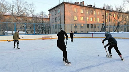  Опытные инструкторы научат играть в хоккей и зимний футбол  юных барнаульцев
