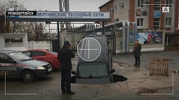 В Новоалтайске машина упала в яму