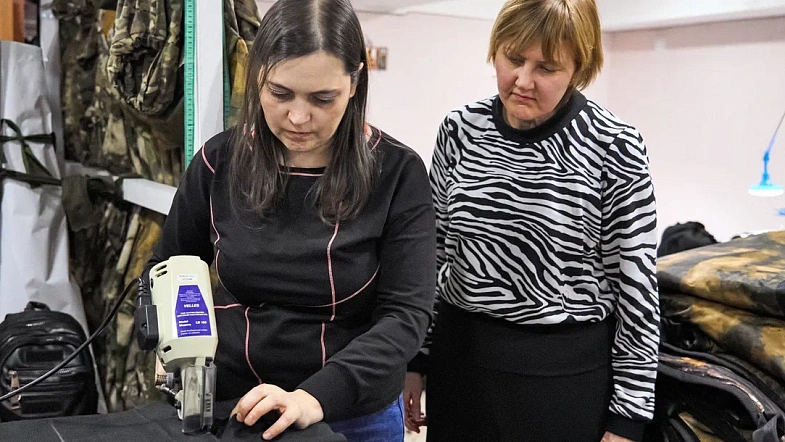 В Барнауле женщины-волонтёры шьют удобную одежду для раненых участников СВО