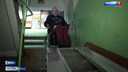 В Бийске в подъезде инвалида-колясочника установили пандус «для галочки»