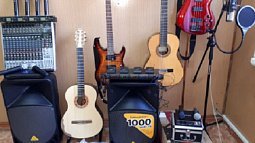 Новые гитары и  микрофоны для занятий вокалом  появились в детских школах искусств