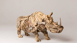 Барнаулец сделал деревянного носорога для «Тропы к дому древнего человека»