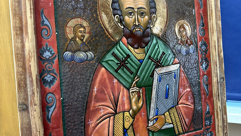 Уникальный иконостас создала команда российских художников-эмальеров в рамках культурно-просветительского проекта «Русская Сибирь»