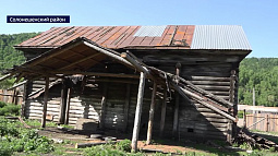 В Солонешенском районе начали восстанавливать старинный амбар