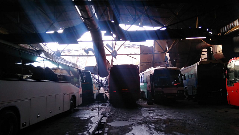 В Барнауле на пассажирские автобусы рухнула крыша автобазы