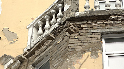 В центре Барнаула на проспекте Строителей обрушилась часть фасада жилого дома