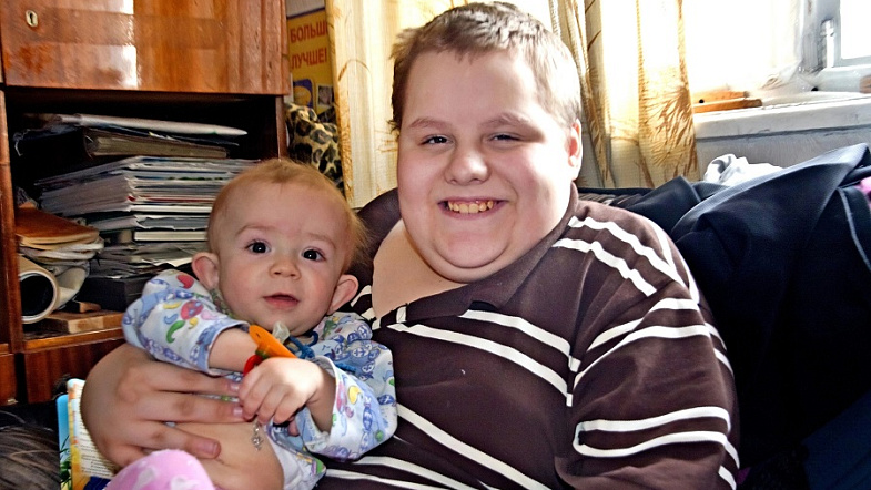 Барнаульский парень создал тысячи надписей «Авторадио», но уже несколько лет не выходит из дома