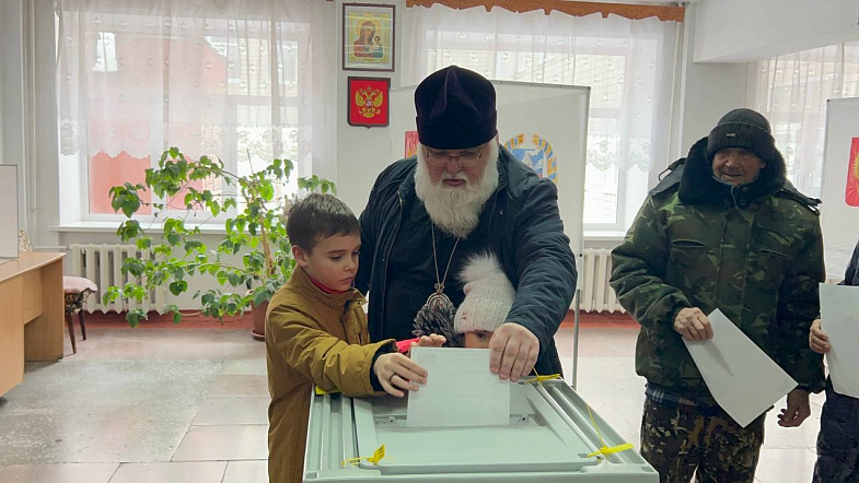 Фоторепортаж: Алтайский край голосует за президента