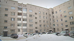 Жильцы барнаульской многоэтажки едва не оказались замурованными в подъездах из-за вздувшегося асфальта