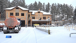 В Бийске сносят особняк местных бизнесменов Черномырдиных – он признан самовольной постройкой